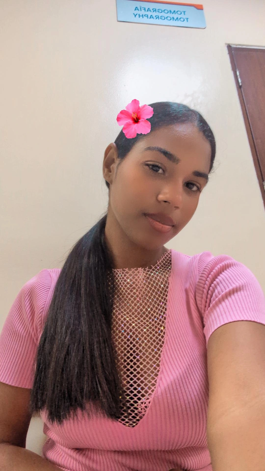Sara from United States, online for a 1v1 video chat on Mixu