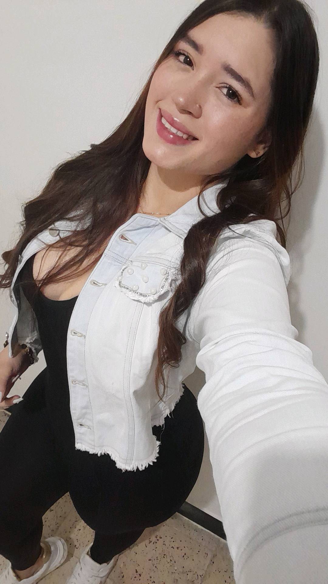 Mariana from Colombia on a Mixu chat video call