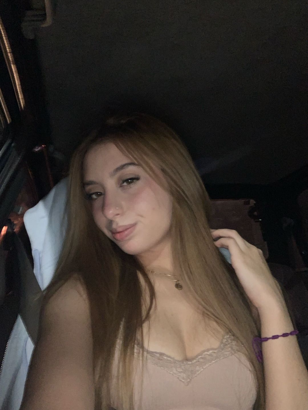 Valu from Venezuela, online for a 1v1 video chat on Mixu